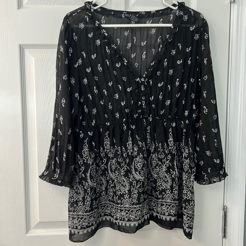 Petite Bay Studio Career black with white design blouse.  Size PXL